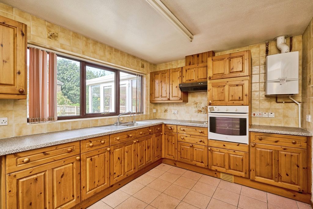 Property photo 3 of 17 Kitchen