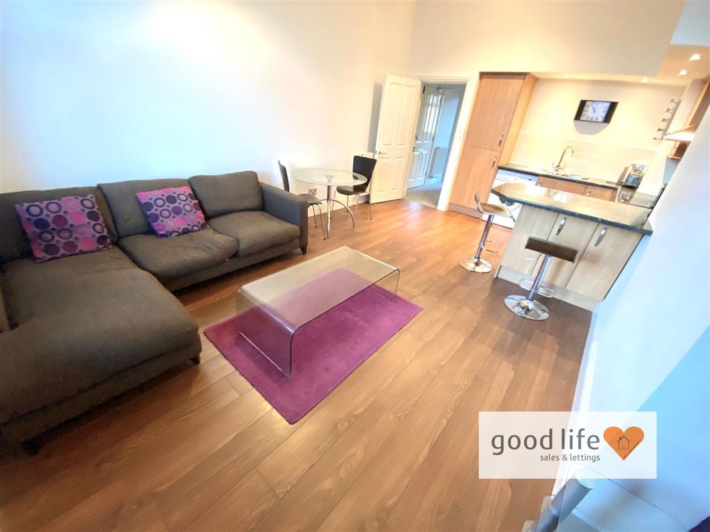 Property photo 2 of 15 20221101_151229356_Iosthornhilllgardensflat4.Jpg