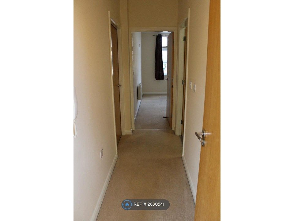 Property photo 2 of 8 Entrance Corridor