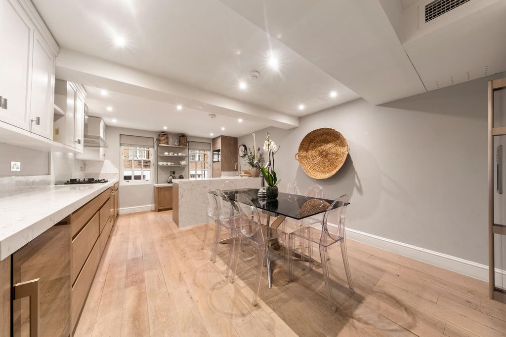 Property photo 3 of 9 Kitchen