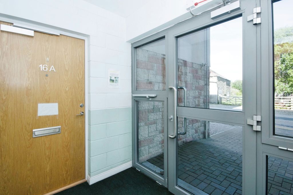 Property photo 2 of 15 Communal Entrance