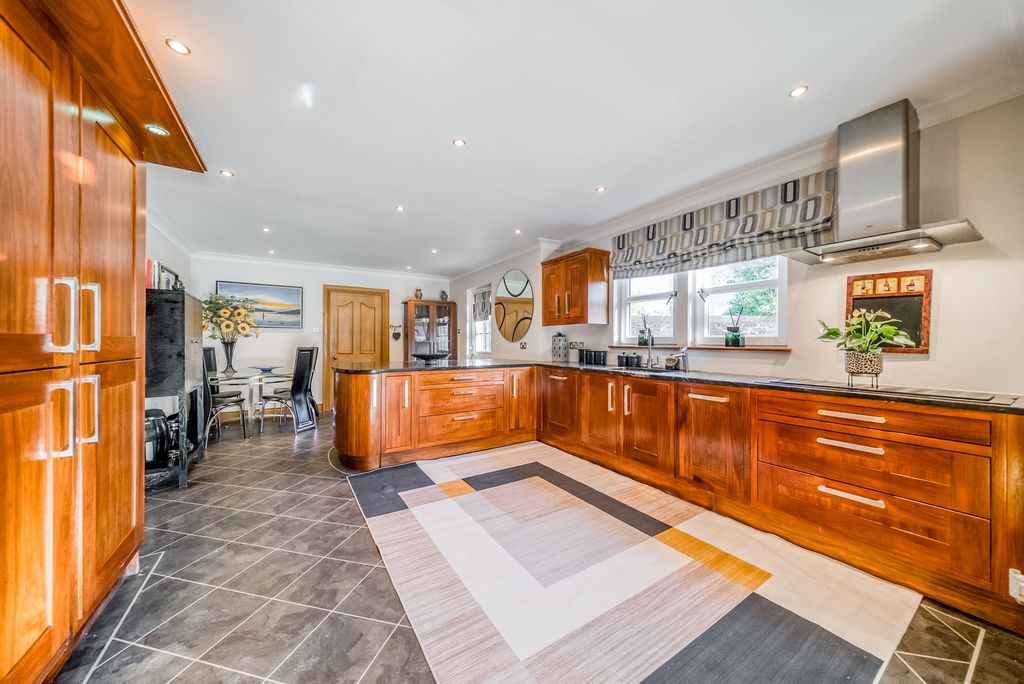 Property photo 3 of 34