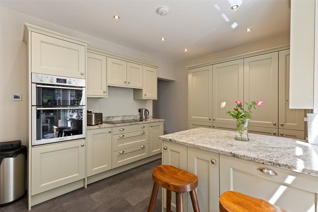 Property photo 3 of 31 Breakfast Kitchen
