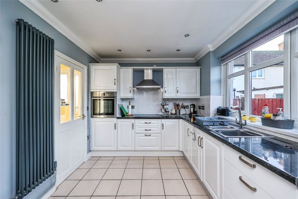 Property photo 2 of 16 Fitted Kitchen