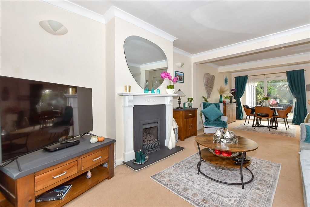 Property photo 3 of 15 Lounge