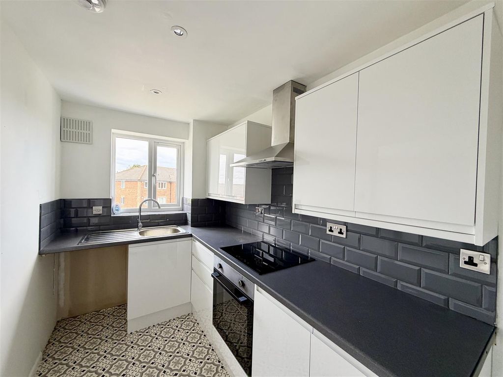 Property photo 2 of 10 Kitchen