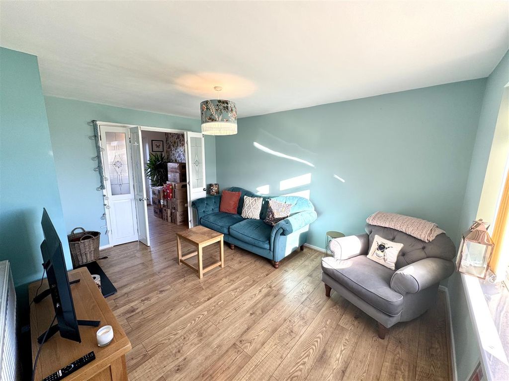 Property photo 3 of 17 Lounge