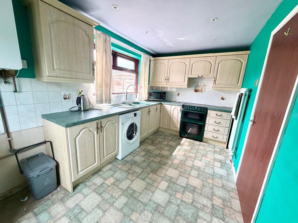 Property photo 2 of 6 Kitchen