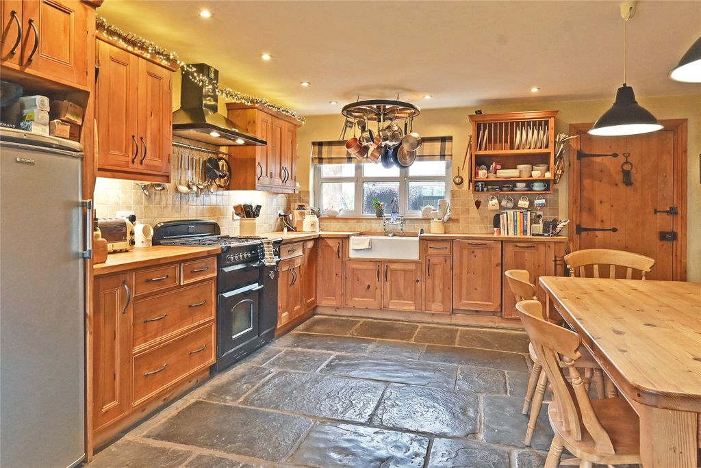 Property photo 2 of 24 Kitchen / Diner