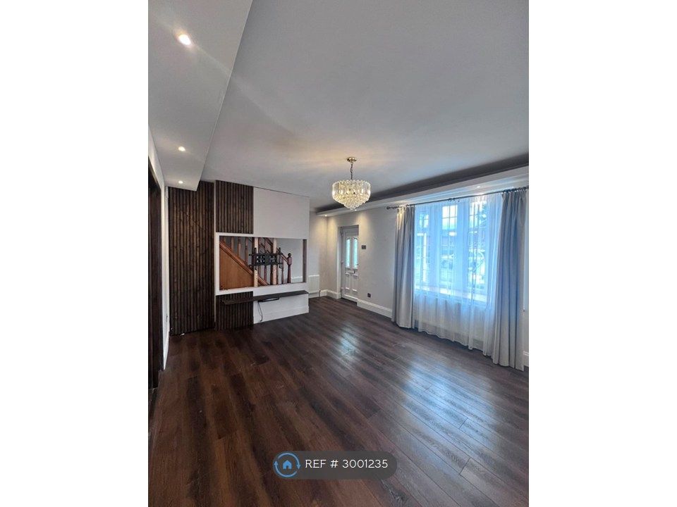 Property photo 1 of 11 Living Room