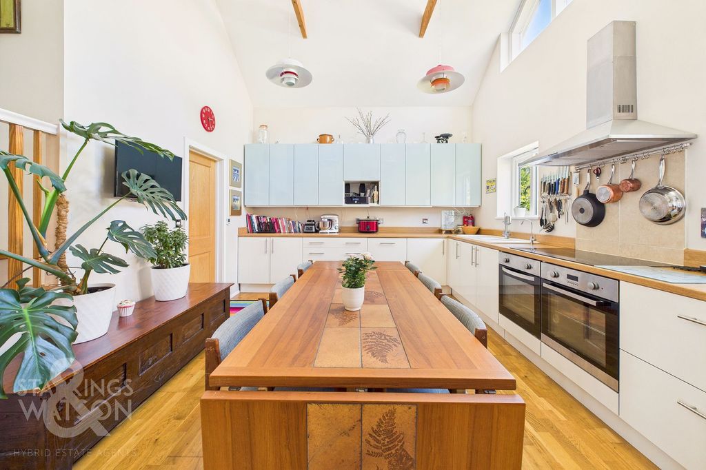 Property photo 1 of 32