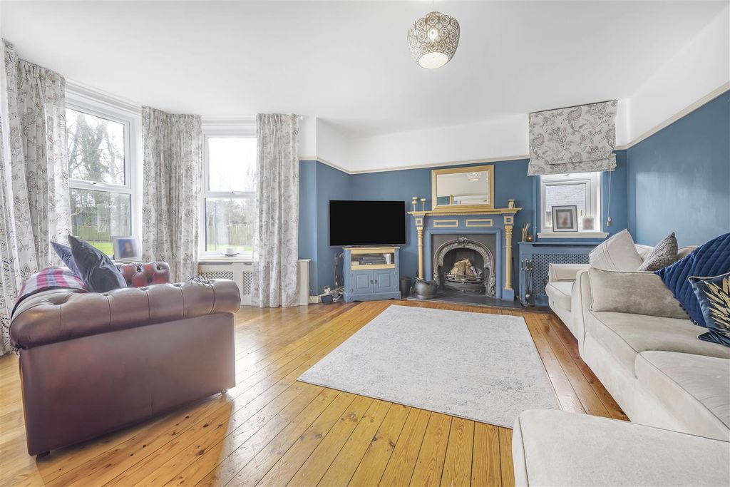 Property photo 2 of 33