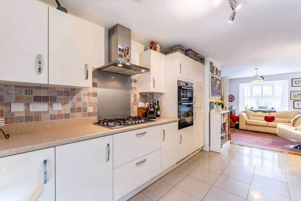 Property photo 2 of 34