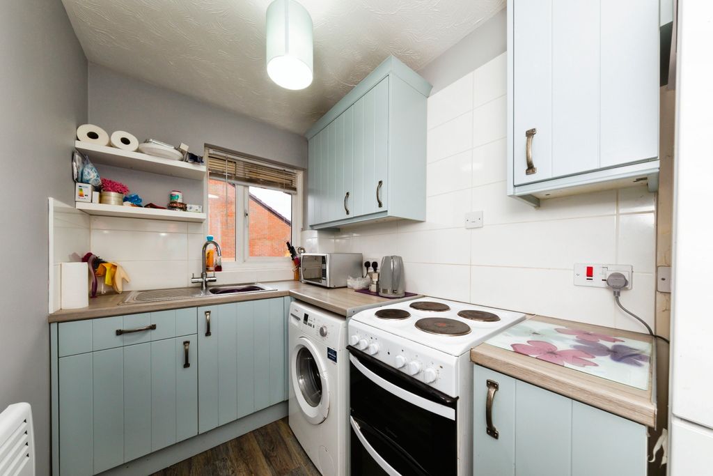 Property photo 3 of 10 Kitchen