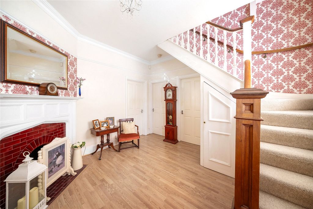 Property photo 2 of 18 Foyer