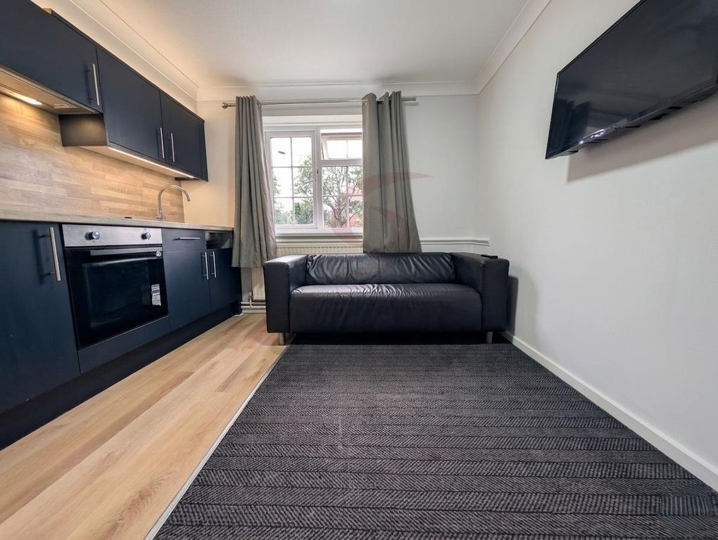 Property photo 3 of 7 Kitchne/Living