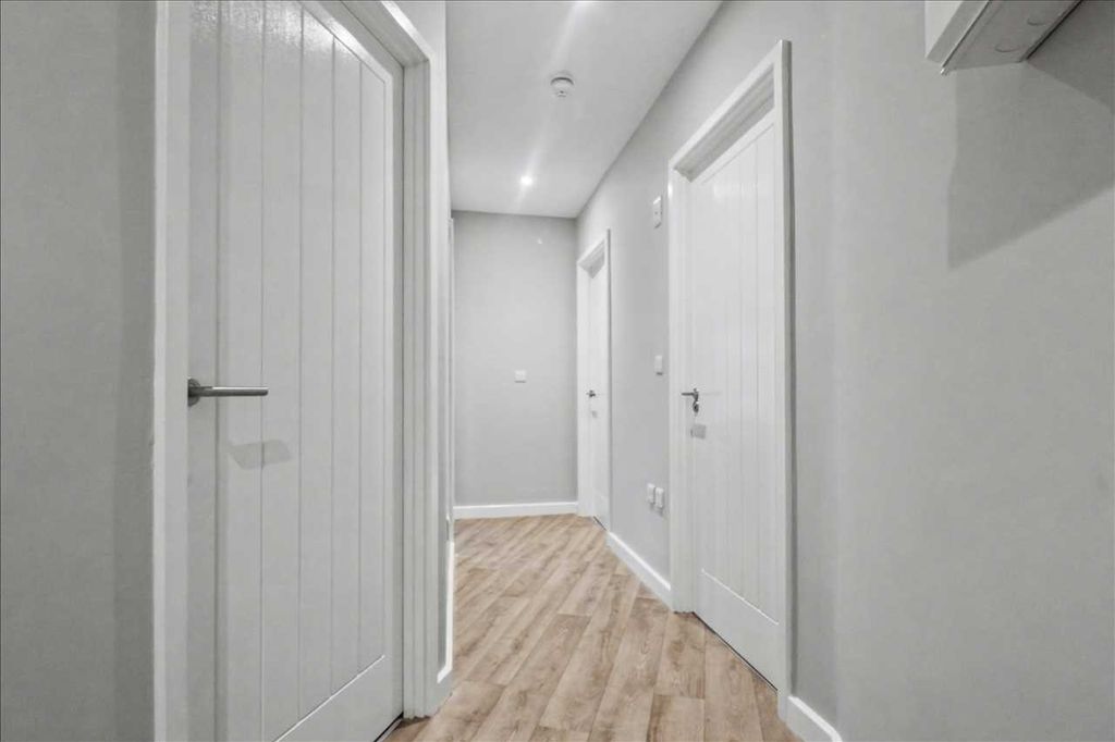 Property photo 2 of 20 Entrance Hall