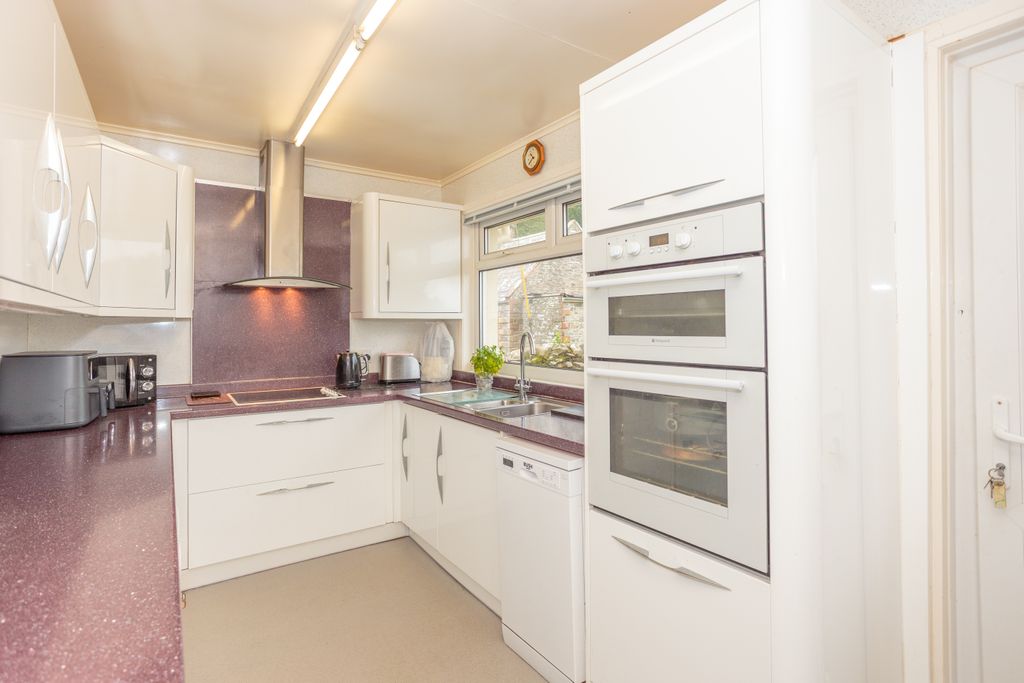 Property photo 3 of 31 Kitchen