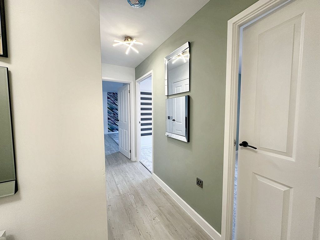 Property photo 2 of 8 Hallway