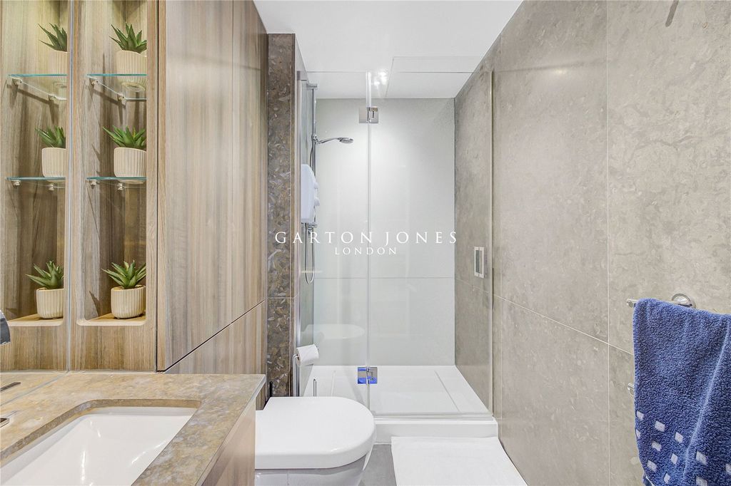 Property photo 3 of 9 Bathroom