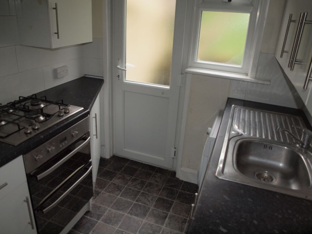 Property photo 3 of 8 Kitchen