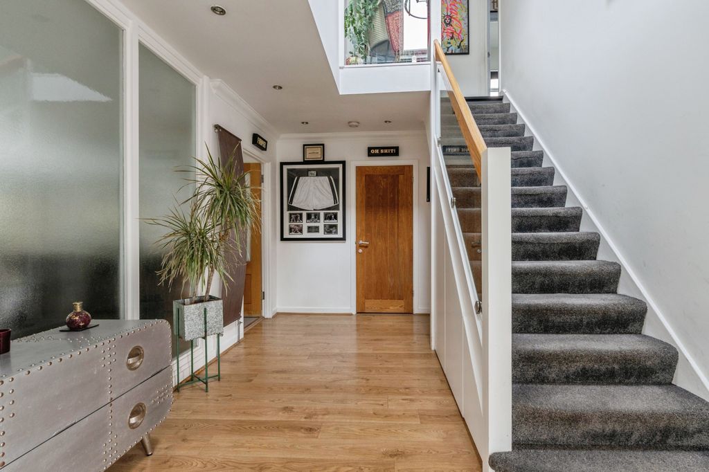 Property photo 2 of 31 Entrance Hall