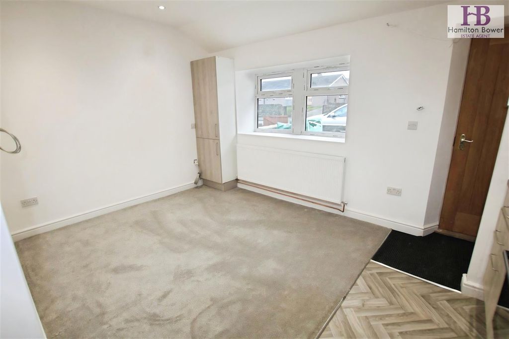 Property photo 2 of 6 73B93c32-82Sfl2.Jpg