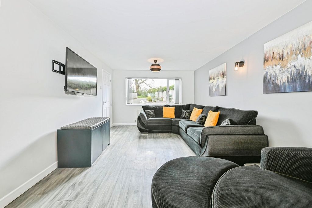 Property photo 3 of 33