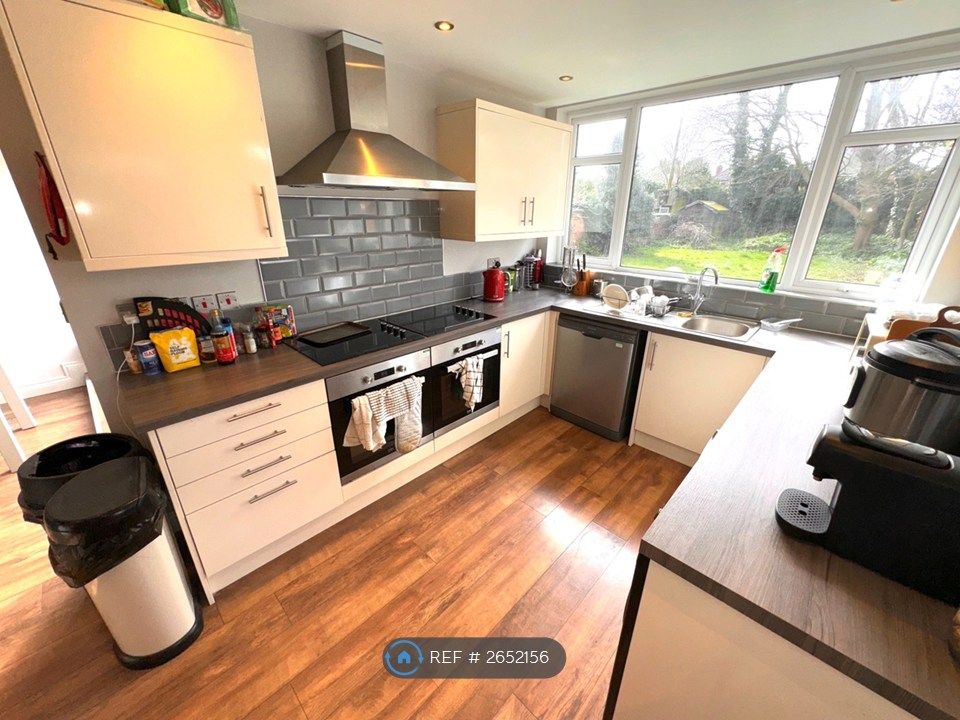 Property photo 3 of 19 Kitchen