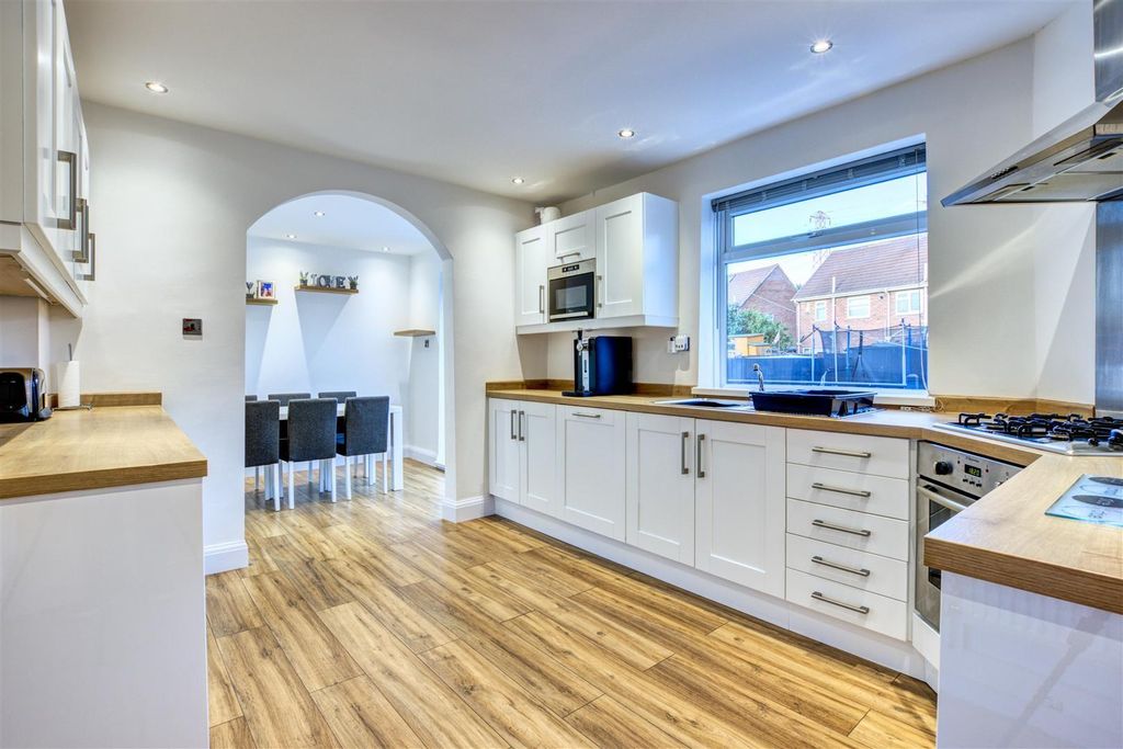 Property photo 3 of 12 Kitchen