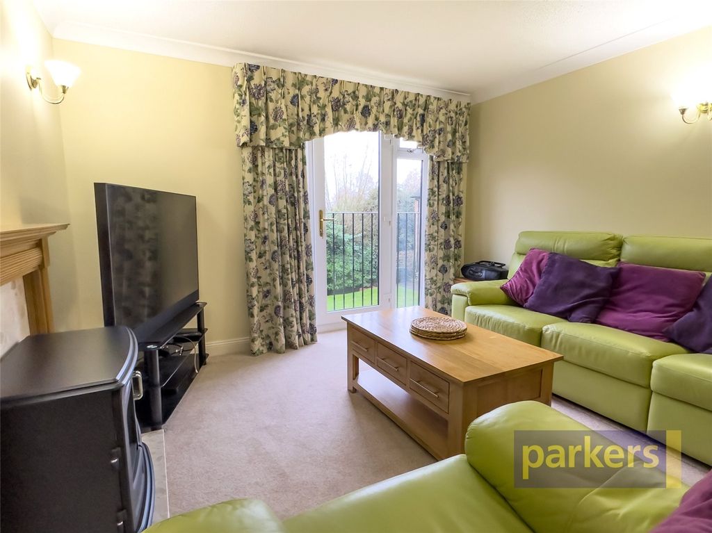 Property photo 3 of 19 Living Room