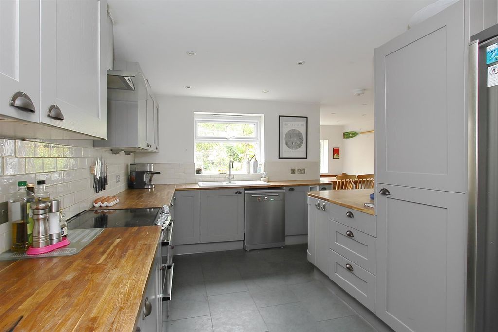 Property photo 3 of 12 The Arches - Kitchen