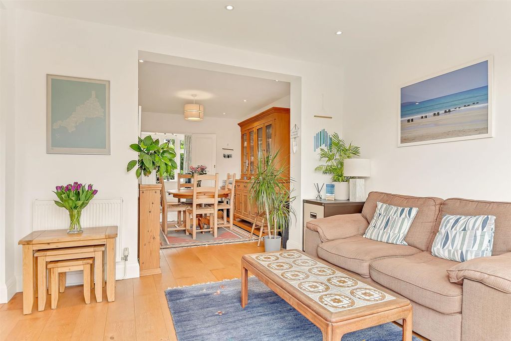 Property photo 3 of 33 Rosamondroad_Hs_154.Jpg
