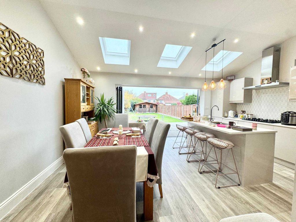 Property photo 1 of 8 Caversham Avenue Sm3 9Aq