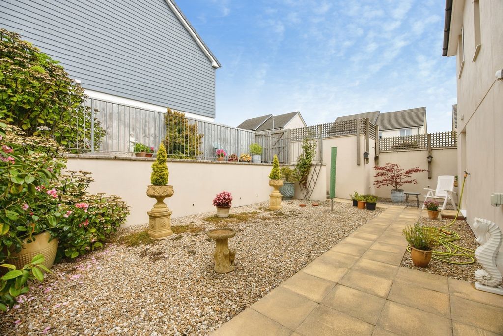 Property photo 2 of 17 Garden