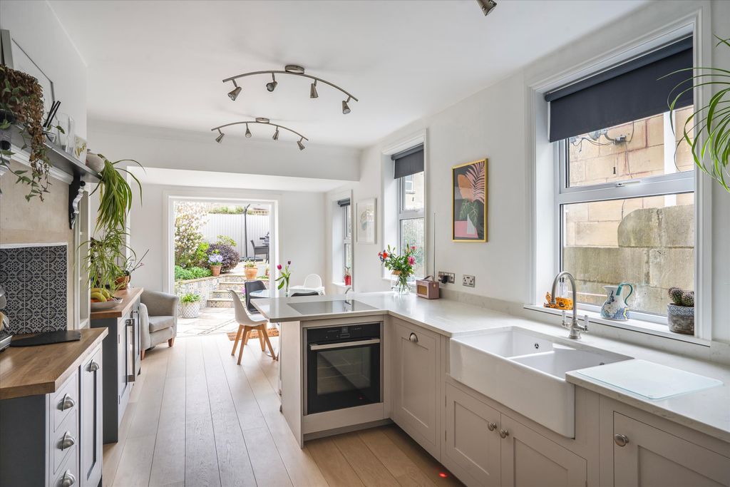 Property photo 2 of 21 Image