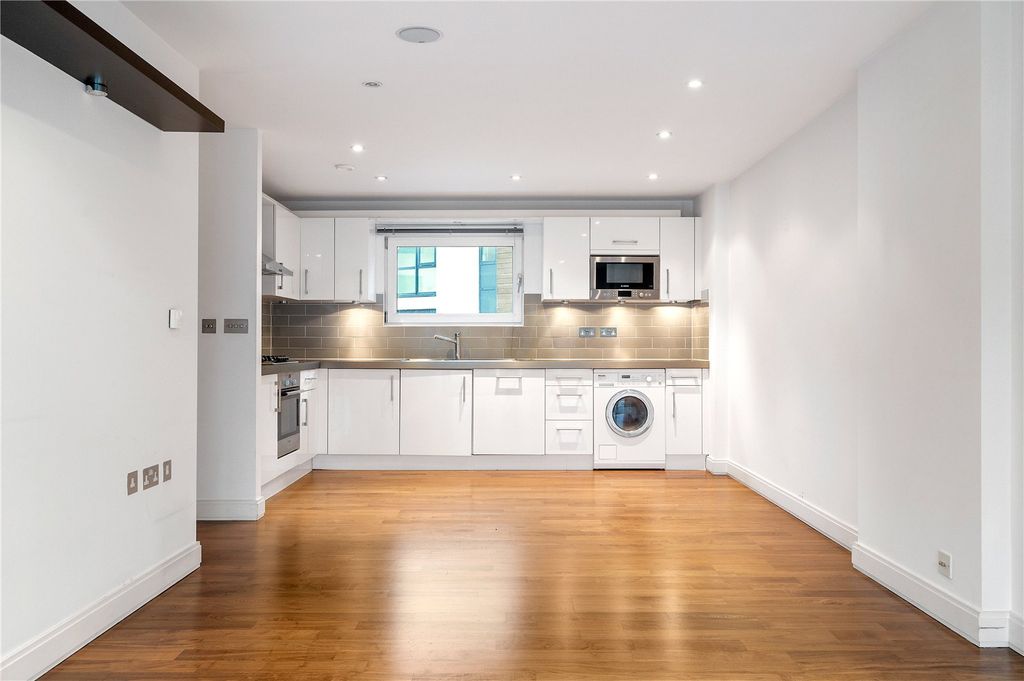 Property photo 2 of 17 Kitchen/ Reception