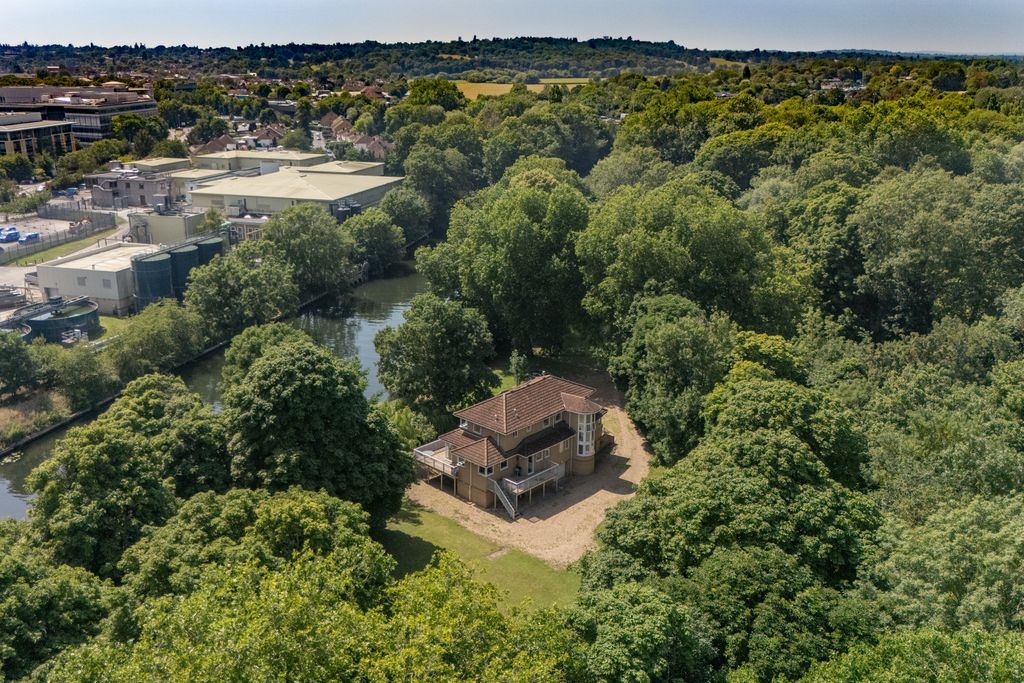 Property photo 2 of 28 Holm Island, Kotan Drive, Wrasysbury, Staines-Upon-Thames, Tw18 4Tu