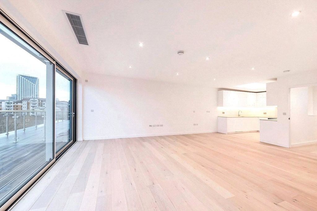 Property photo 2 of 14 Waterloo Road