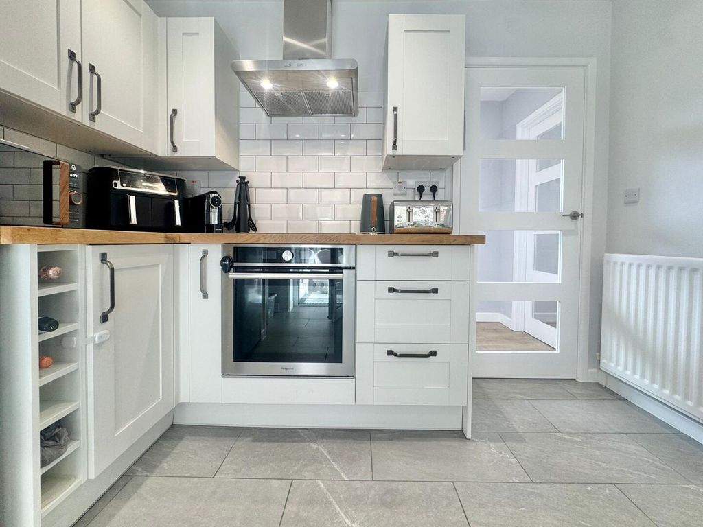 Property photo 3 of 20 Kitchen