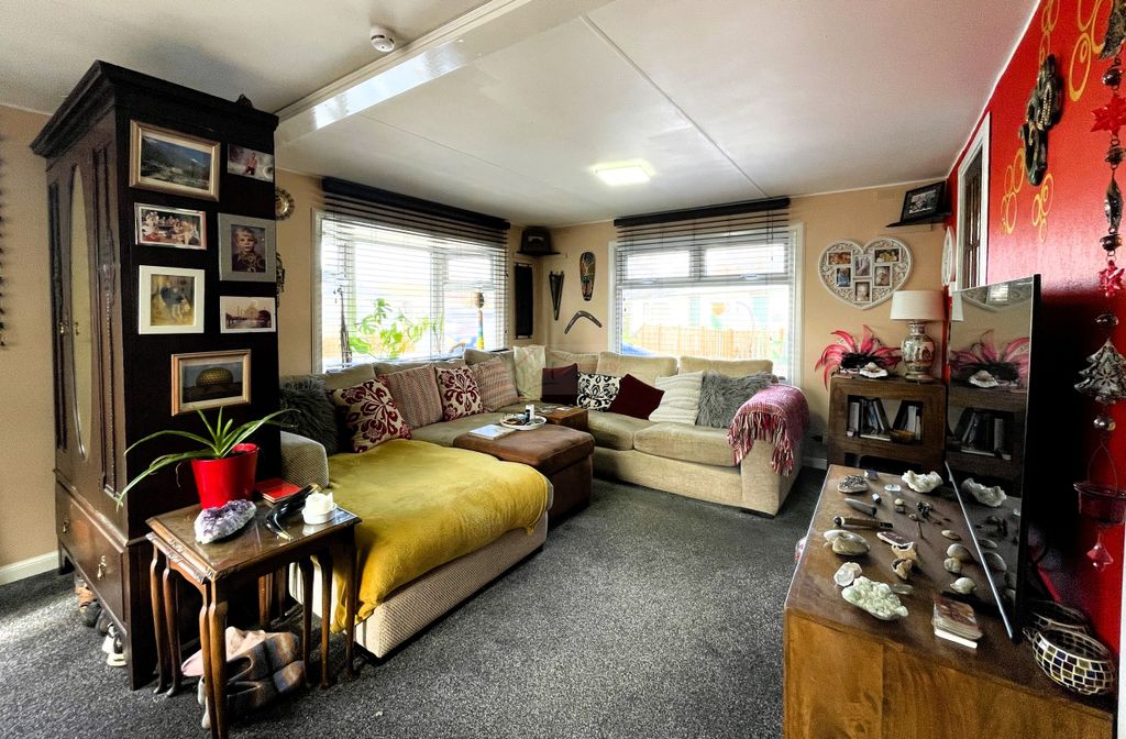 Property photo 2 of 17 Lounge