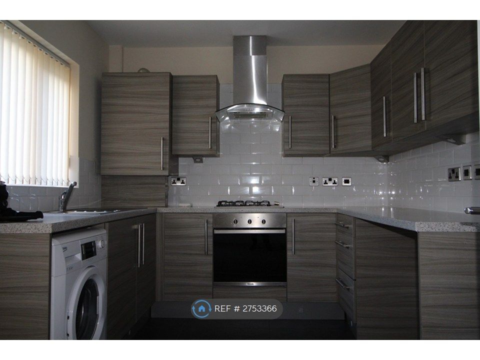 Property photo 3 of 11 Kitchen