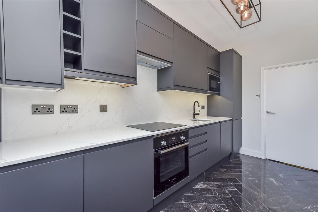 Property photo 2 of 16 Colvestone Crescent, E8