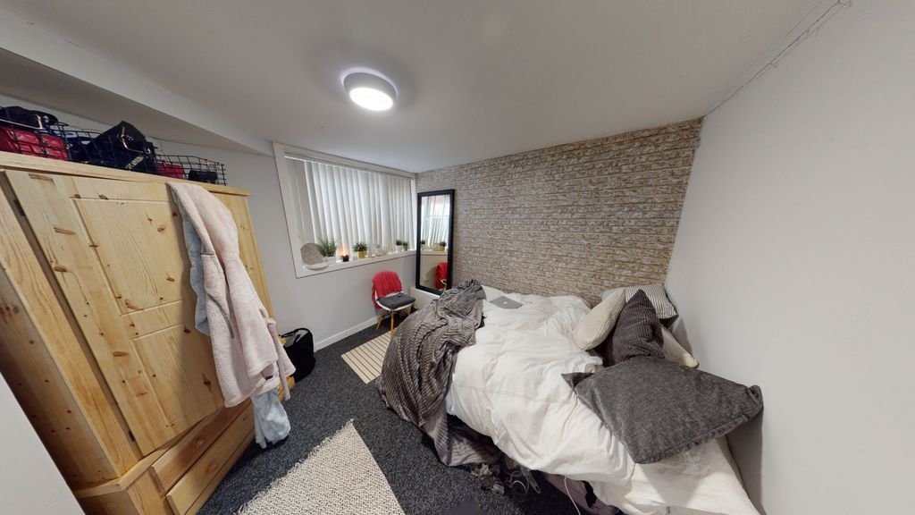 Property photo 3 of 7 A Cozy And Well-Maintained Double Bedroom Featurin...