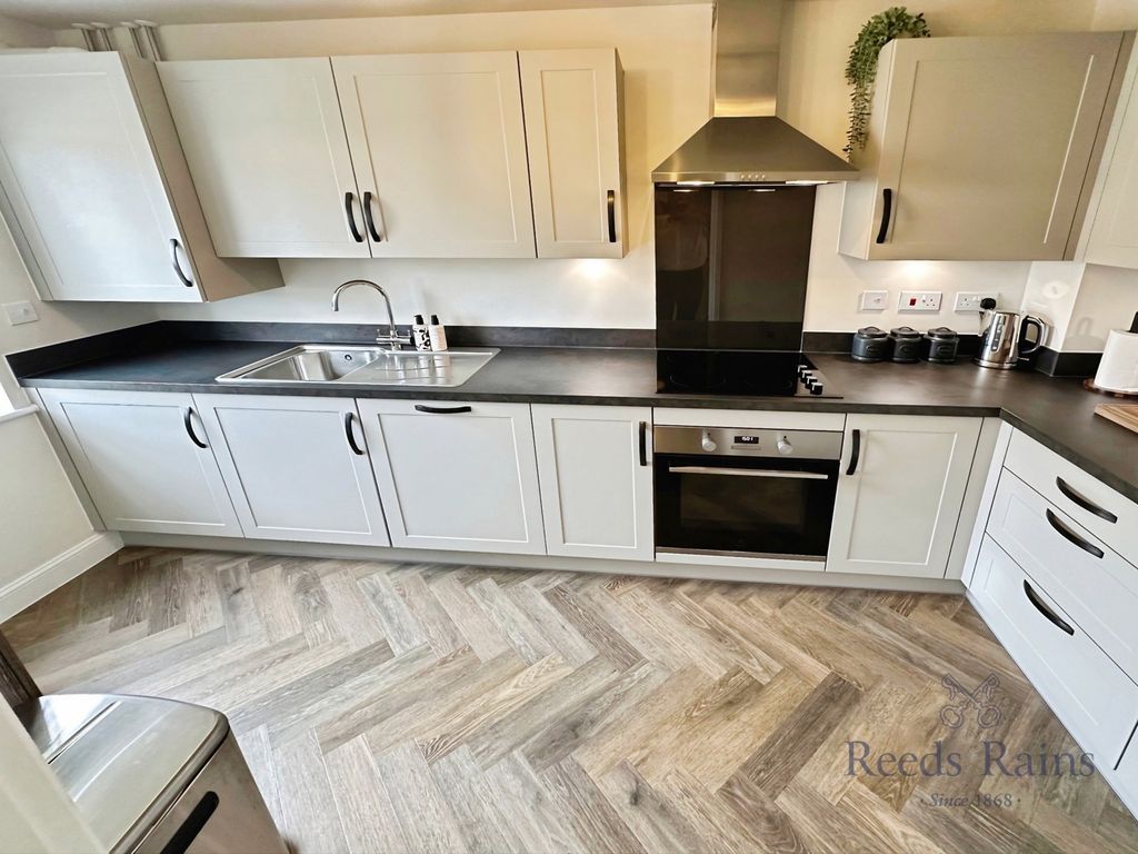 Property photo 3 of 10 Kitchen