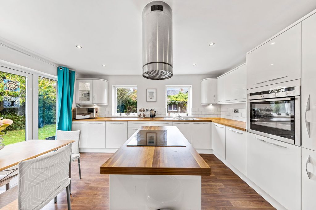 Property photo 3 of 18