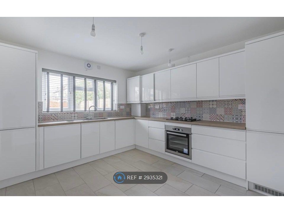 Property photo 3 of 18 Kitchen