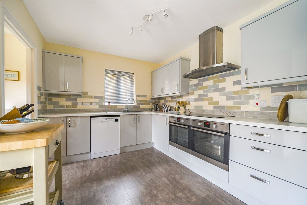 Property photo 3 of 10 Kitchen