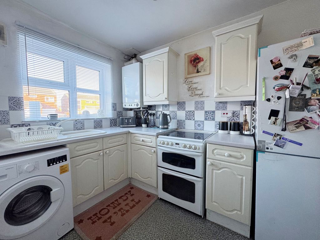 Property photo 3 of 10 Kitchen