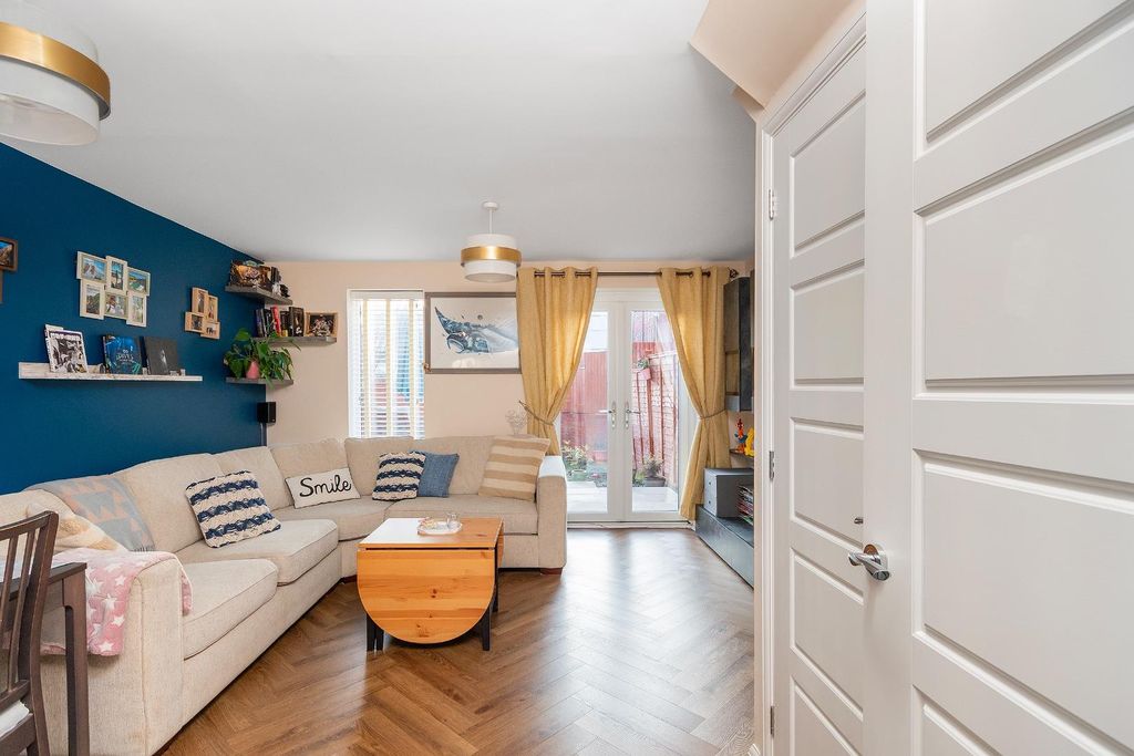 Property photo 1 of 32 0M8Rfp - Living Room D.Jpg